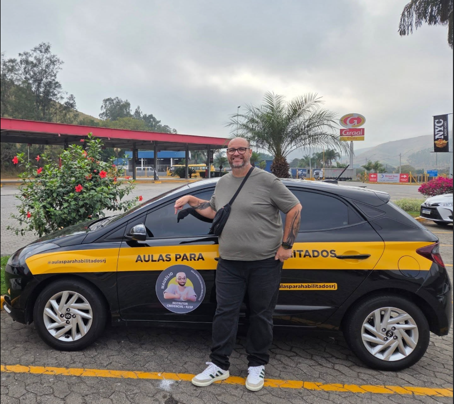 Instrutor Maurilio e carro das aulas